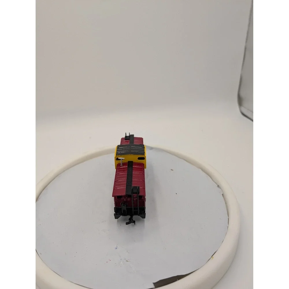 Santa Fe ATSF 999628 Ce-6‎ Caboose HO Scale Model Train Maroon Yellow Cupola